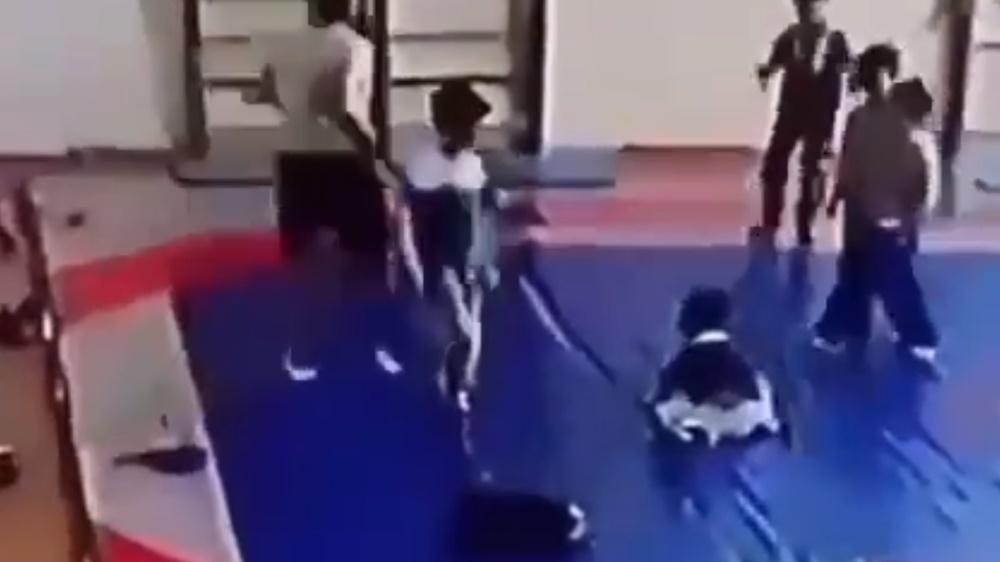 Farid Bakarov最後慢慢軟癱倒下,趴在地上。(Twitter)