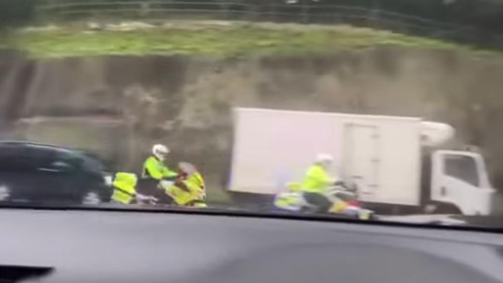 前方電單車收油,而後方警員懷疑未有留意情況,直撞前方電單車。(大家關心我哋嘅屋企香港@FB)