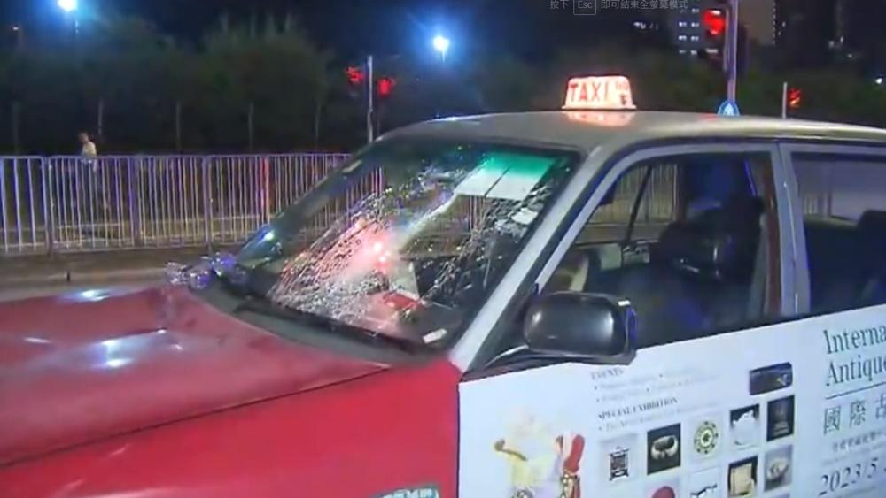 的士擋風玻璃損毀。(電視截圖)