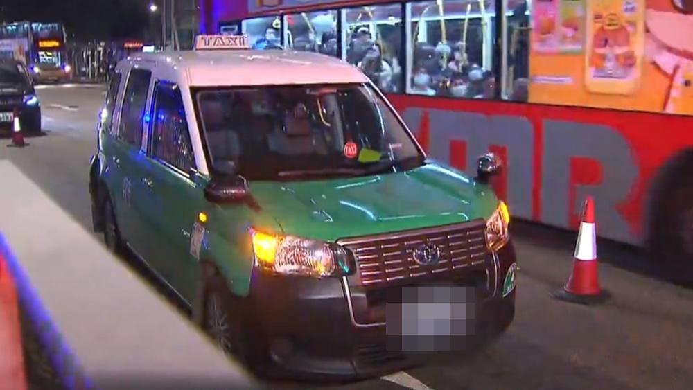 涉事黑色私家車沿粉嶺一鳴路被警車隨後追截,期間並與一輛新界的士相撞。(電視截圖)