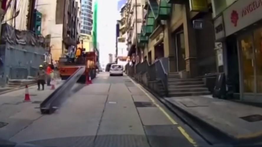綁著工字鐵的繩索懷疑鬆脫,工字鐵從車斗上滑到路面。(HongKong CarCam@FB)