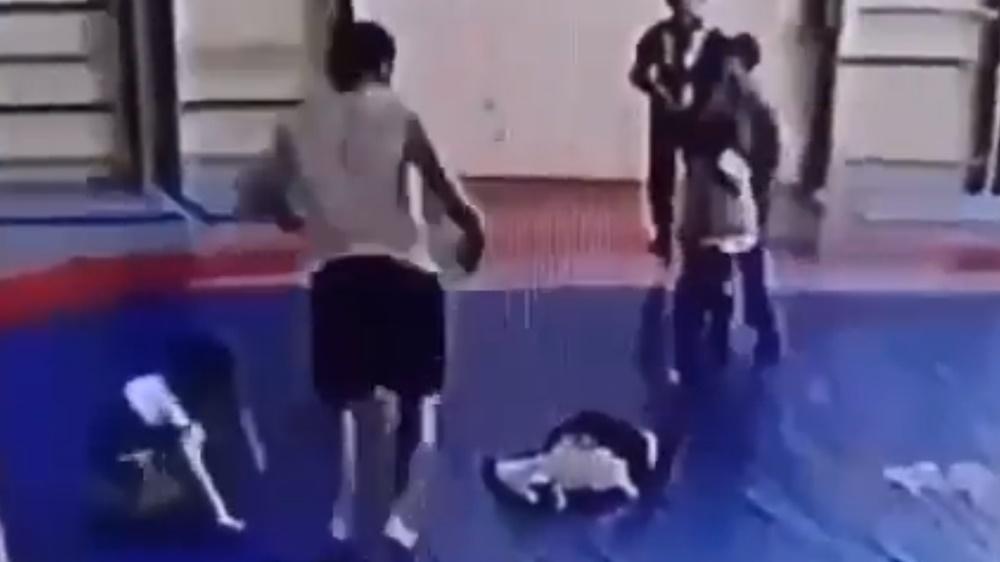 Farid Bakarov最後慢慢軟癱倒下,趴在地上。(Twitter)