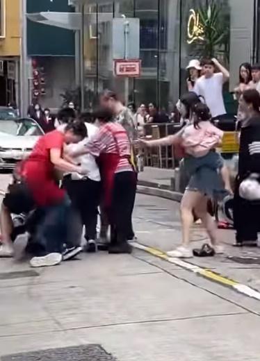 期間2名身穿紅色圍裙的女子上前阻止不果。(FB)