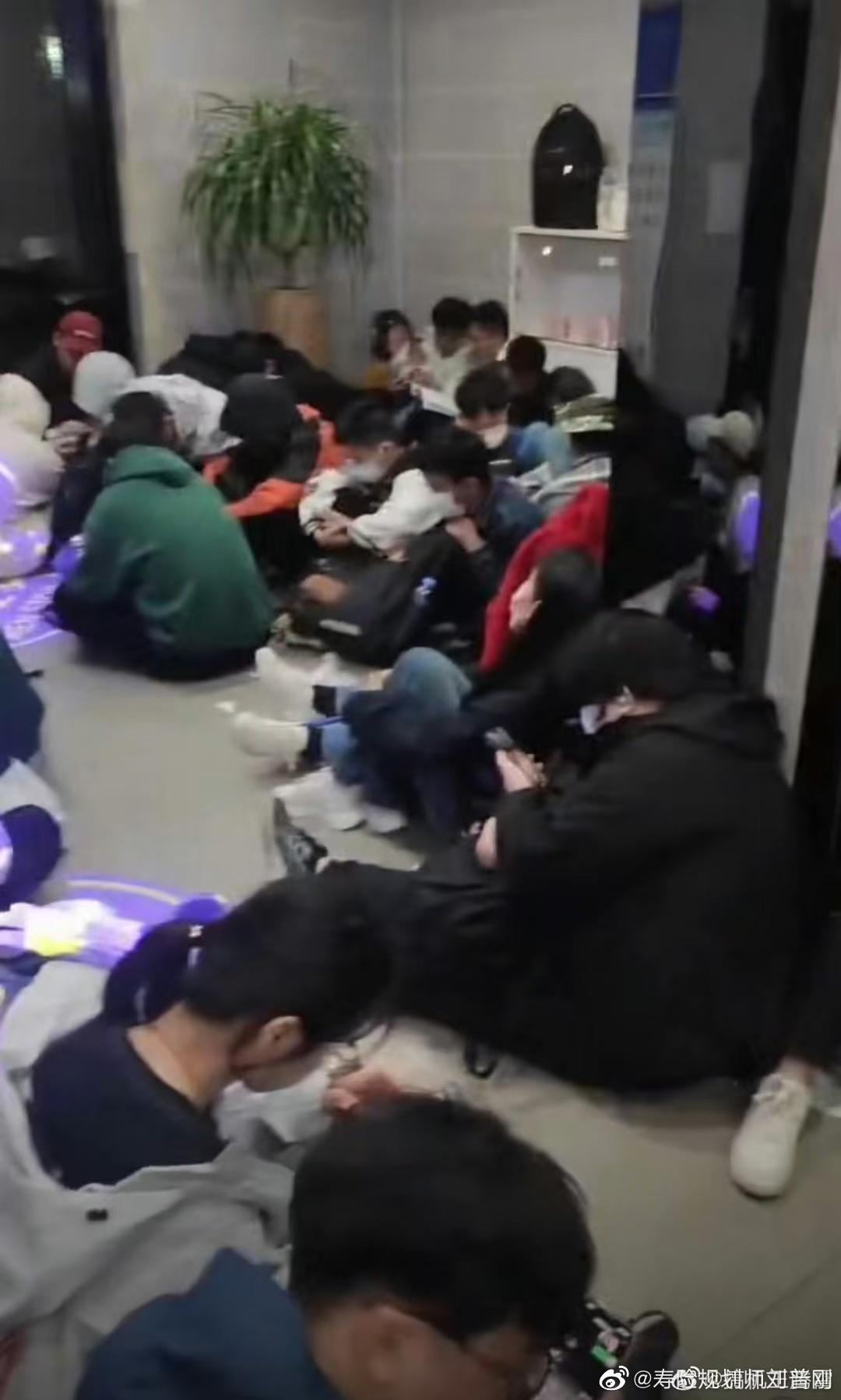 公廁的走廊擠滿密密麻麻的遊客,有的躺著、坐著、站著,甚至還有人蓋上毯子直接倒頭大睡。(微博)