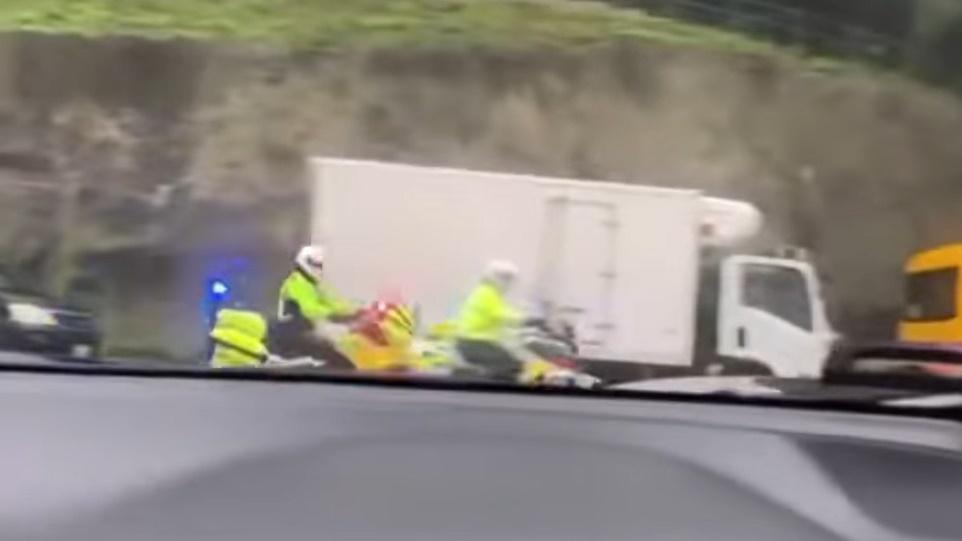 前方電單車收油,而後方警員懷疑未有留意情況,直撞前方電單車。(大家關心我哋嘅屋企香港@FB)