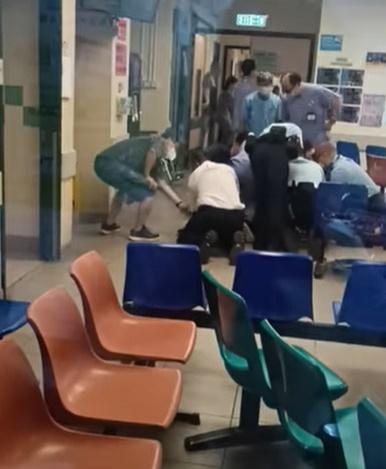 多人合力將疑犯制服,之後有醫護推來病床,準備將疑犯約束帶走。(香港突發事故報料區(新版)@FB)