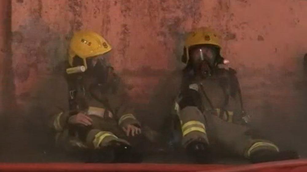 一名消防員在救火期間出現脫水等不適情況,送往伊利沙伯醫院治理,情況穩定。(電視截圖)