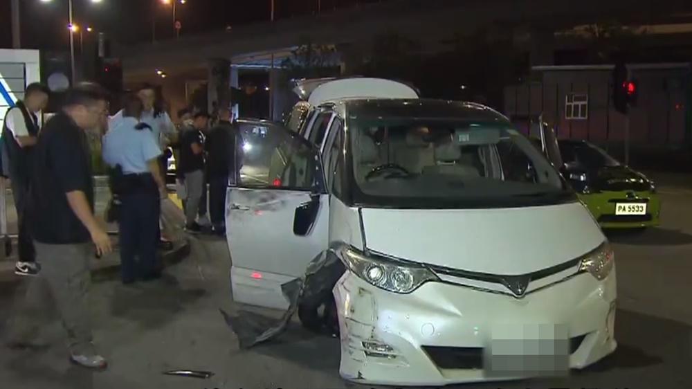 七人車先後與一輛的士、2輛私家車,及一輛學習駕駛車輛碰撞。(電視截圖)