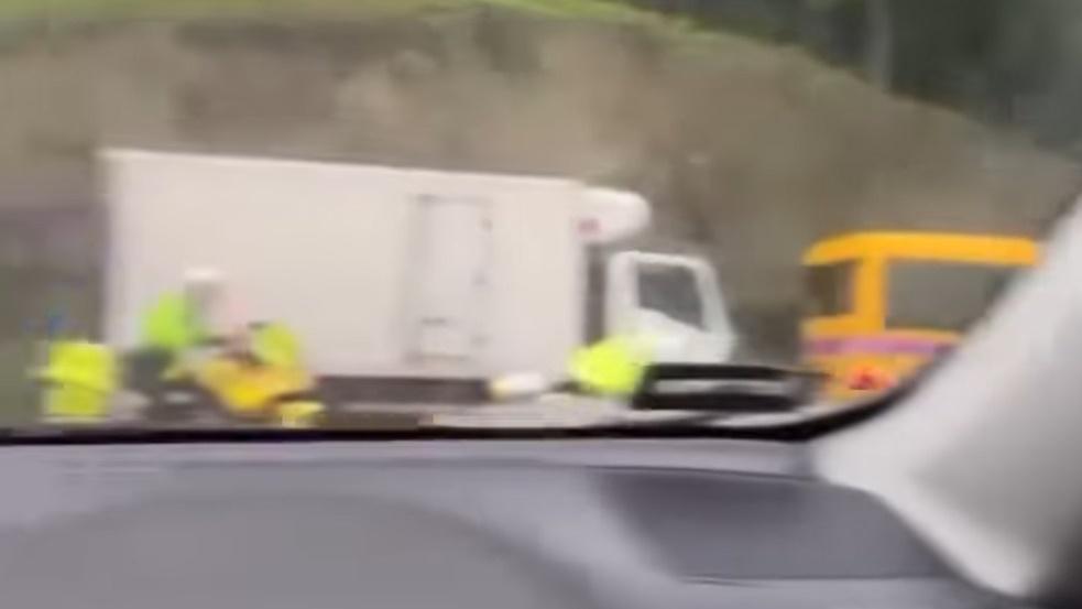 前車被推前,警員更被拋離鐵騎,幸疾走幾步似乎未有跌倒。(大家關心我哋嘅屋企香港@FB)