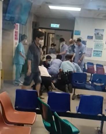 多人合力將疑犯制服,之後有醫護推來病床,準備將疑犯約束帶走。(香港突發事故報料區(新版)@FB)
