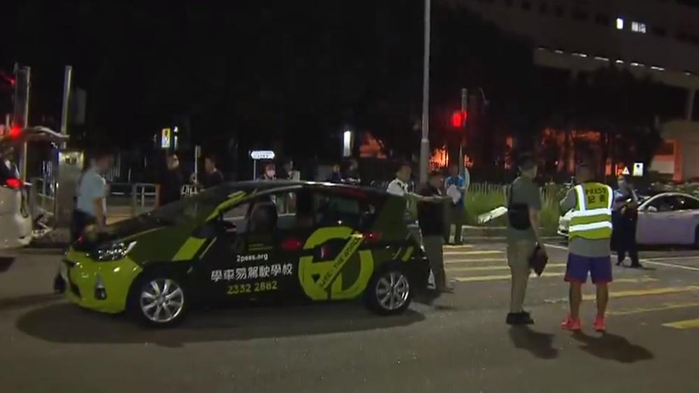 七人車先後與一輛的士、2輛私家車,及一輛學習駕駛車輛碰撞。(電視截圖)