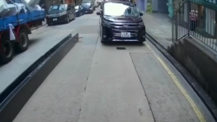 後方另一名駕駛者見工字鐵滑下,隨即將車駛到一旁閃避。(HongKong CarCam@FB)