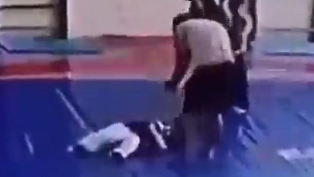 直至Mehman再用腳踢Farid Bakarov,見他已無反應,才察覺事態嚴重。(Twitter)