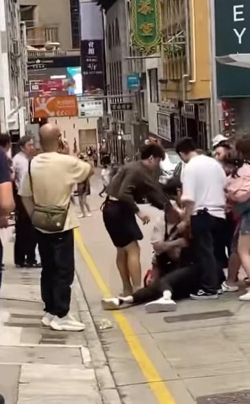 有途人上前協助分開雙方,以及打電話報案。(FB)