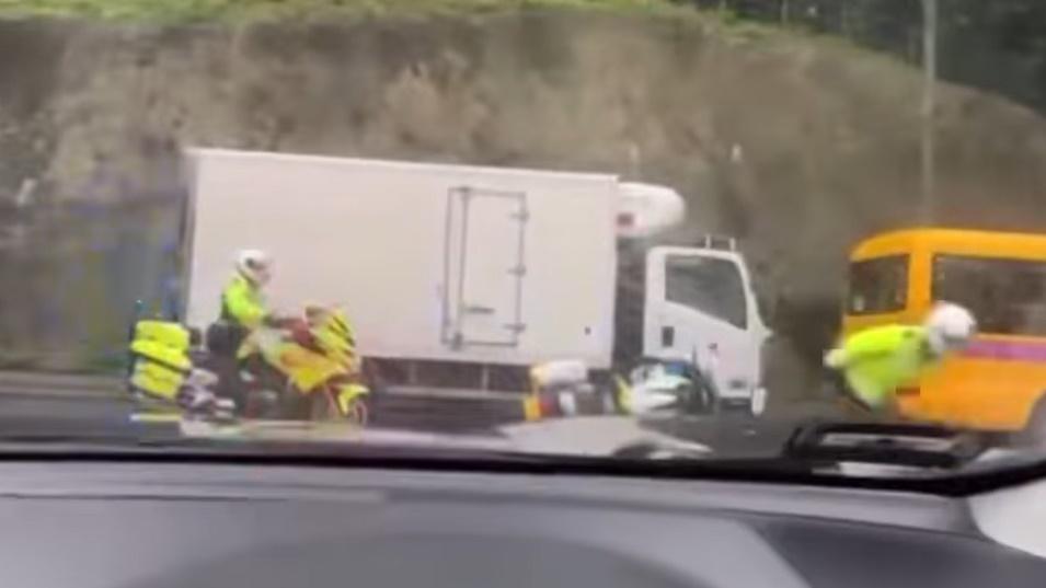 前車被推前,警員更被拋離鐵騎,幸疾走幾步似乎未有跌倒。(大家關心我哋嘅屋企香港@FB)