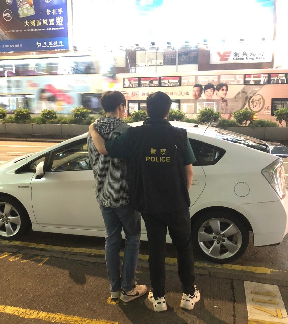 六旬婦接「兒子」電話索15萬保釋金,警方趁交收拘26歲男。(警方圖片)
