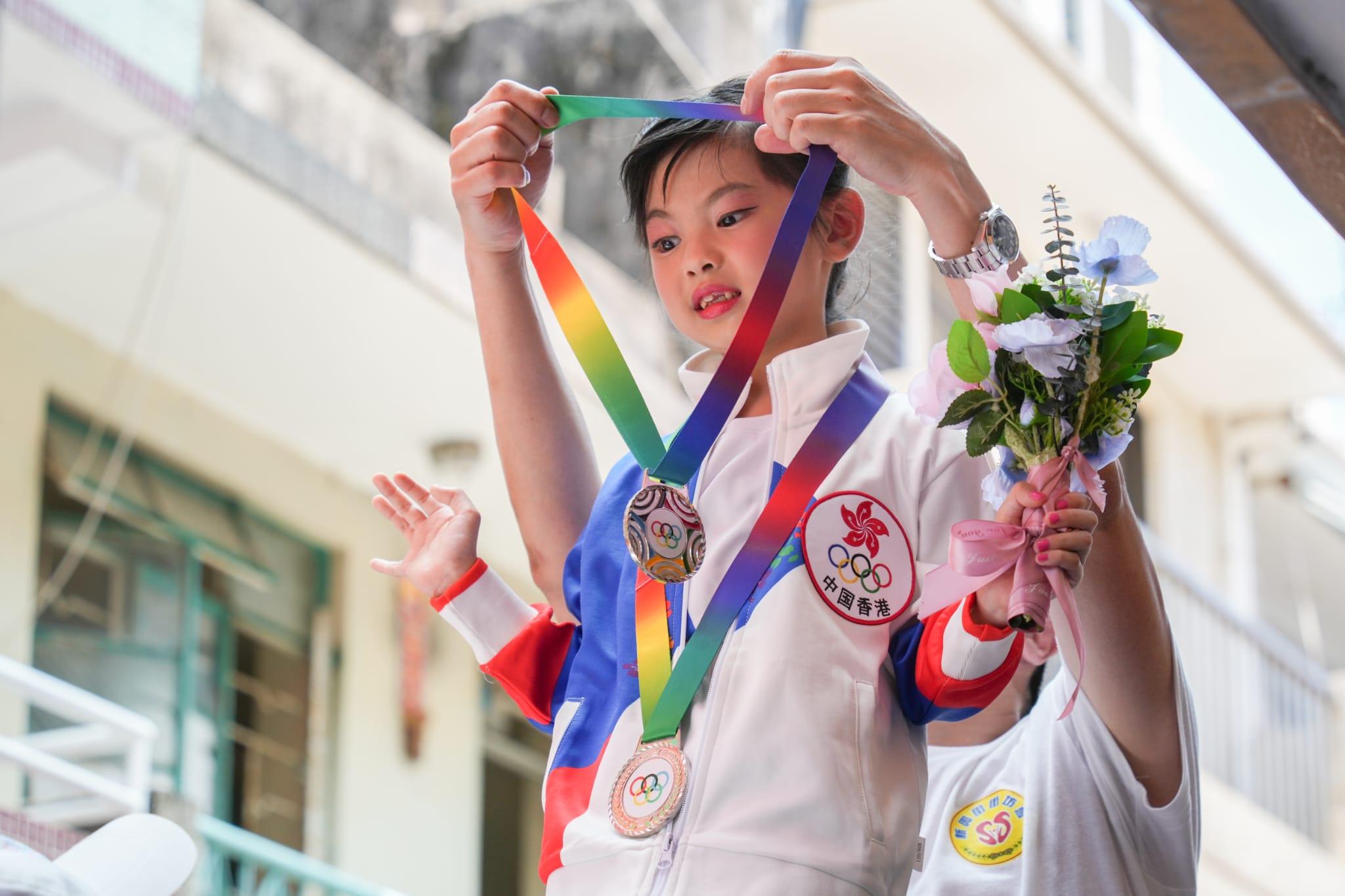 今年繼續有多名小朋友扮演不同人物,包括前往土耳其參與救災的消防員、港隊運動員、行政會議召集人葉劉淑儀等。(李睿哲攝)