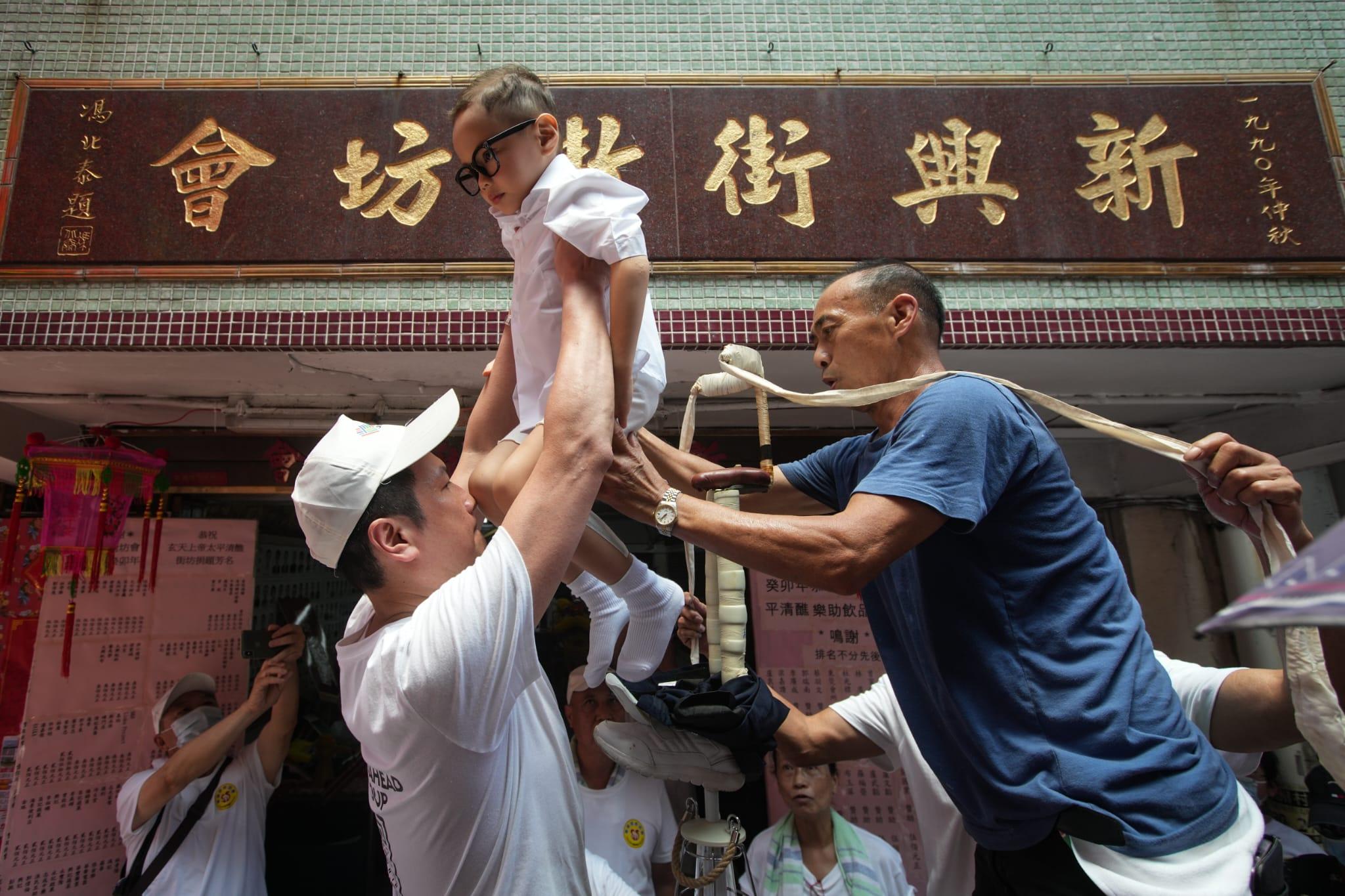 今年繼續有多名小朋友扮演不同人物,包括前往土耳其參與救災的消防員、港隊運動員、行政會議召集人葉劉淑儀等。(李睿哲攝)