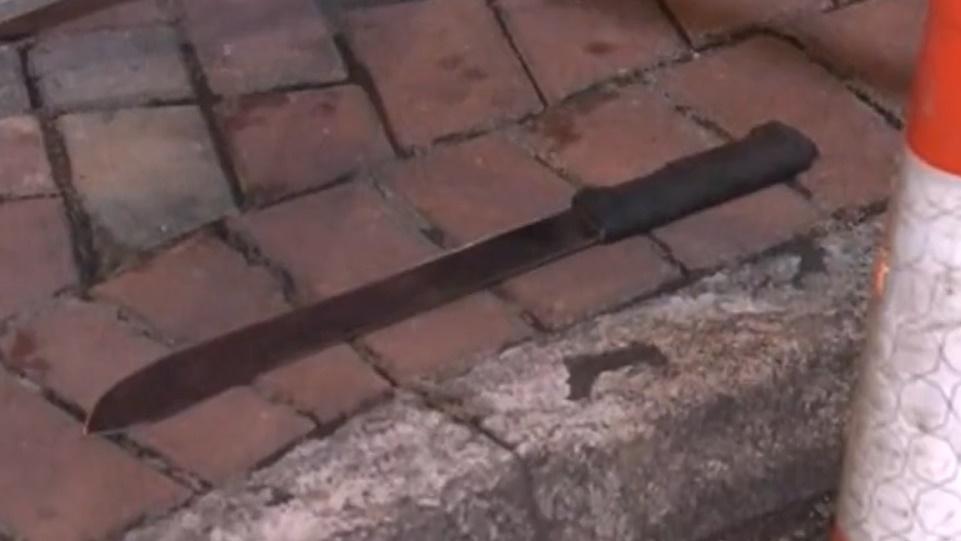 地上遺下利刀、刀套及斷裂地拖棍等。(電視截圖)