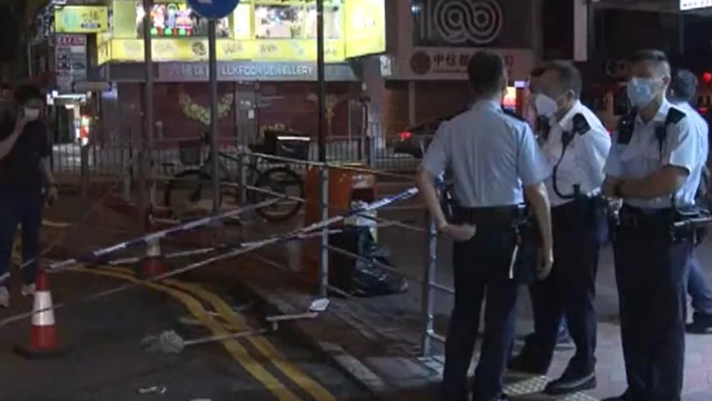 地上遺下利刀、刀套及斷裂地拖棍等。(電視截圖)