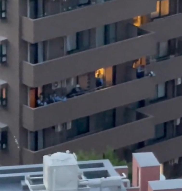 警員冒墮樓危險,經露台跨到隔壁單位。(Twitter)
