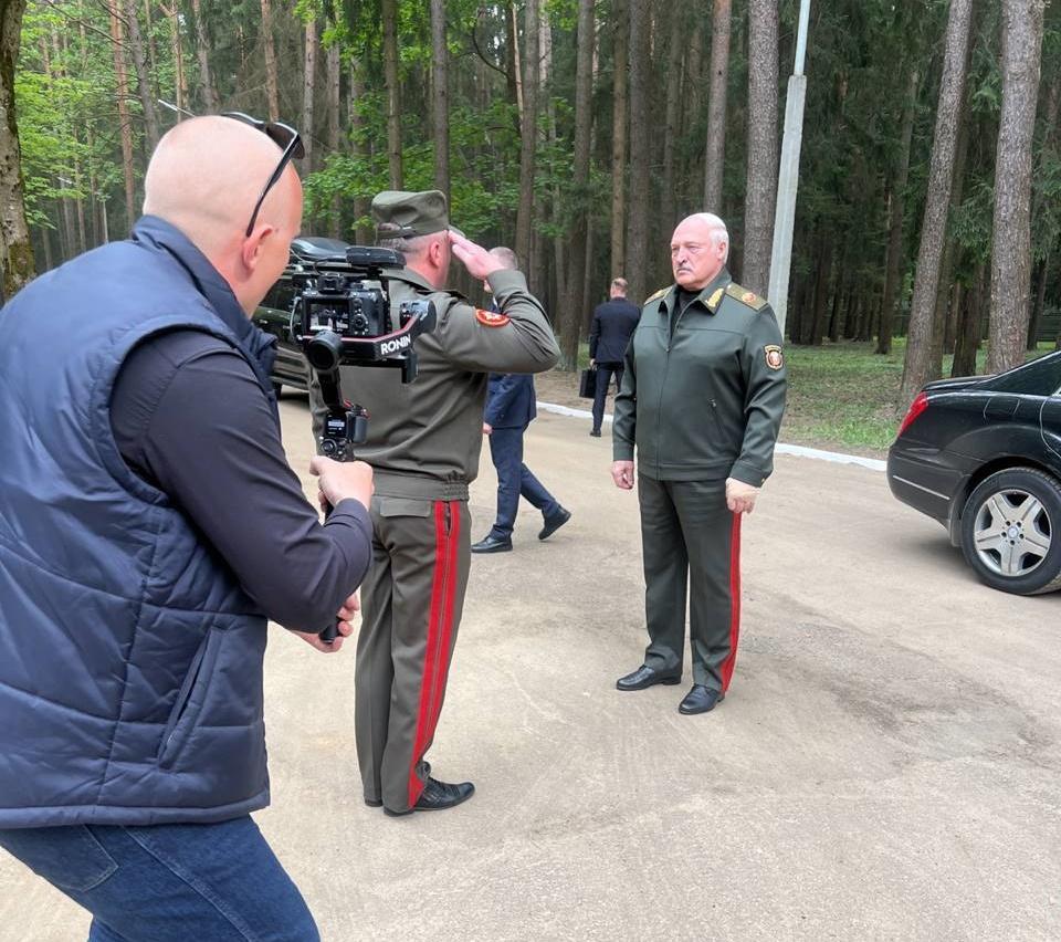 盧卡申科傳病危後首度露面,手紮繃帶聲線沙啞。(Twitter)