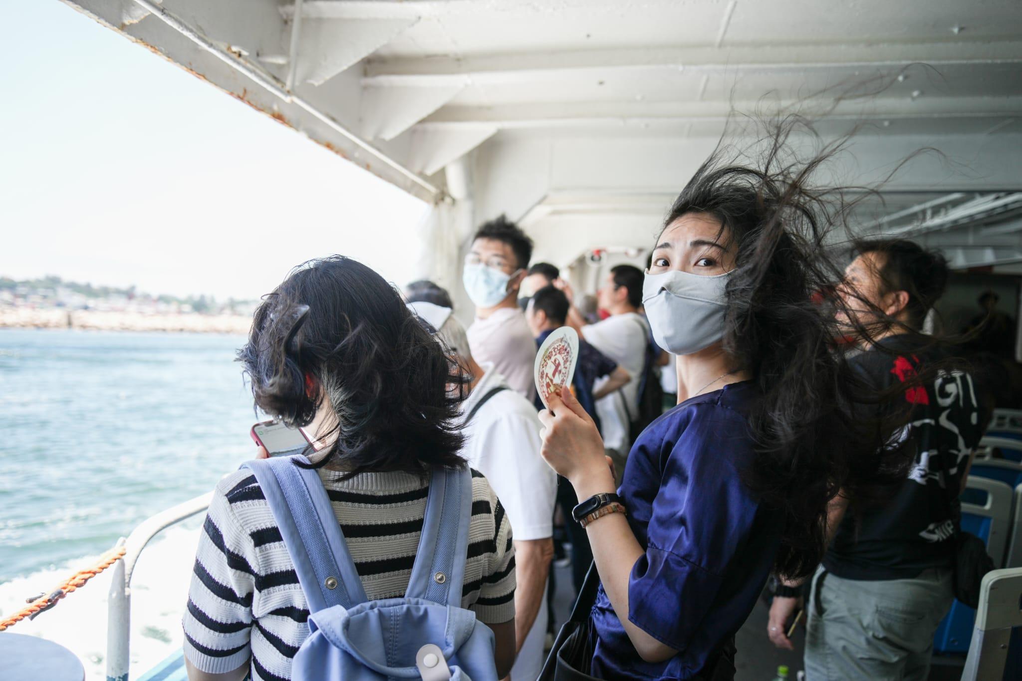 大批市民一早便已抵達長洲,在大街小巷「霸靚位」觀賞。(李睿哲攝)