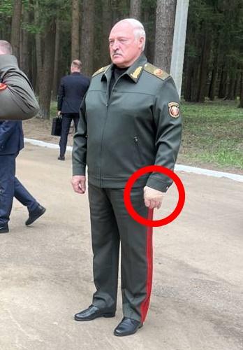 國營傳媒發布盧卡申科星期一(15日)到空軍基地視察的照片和影片,顯示他的左手似紮有繃帶。(Twitter)