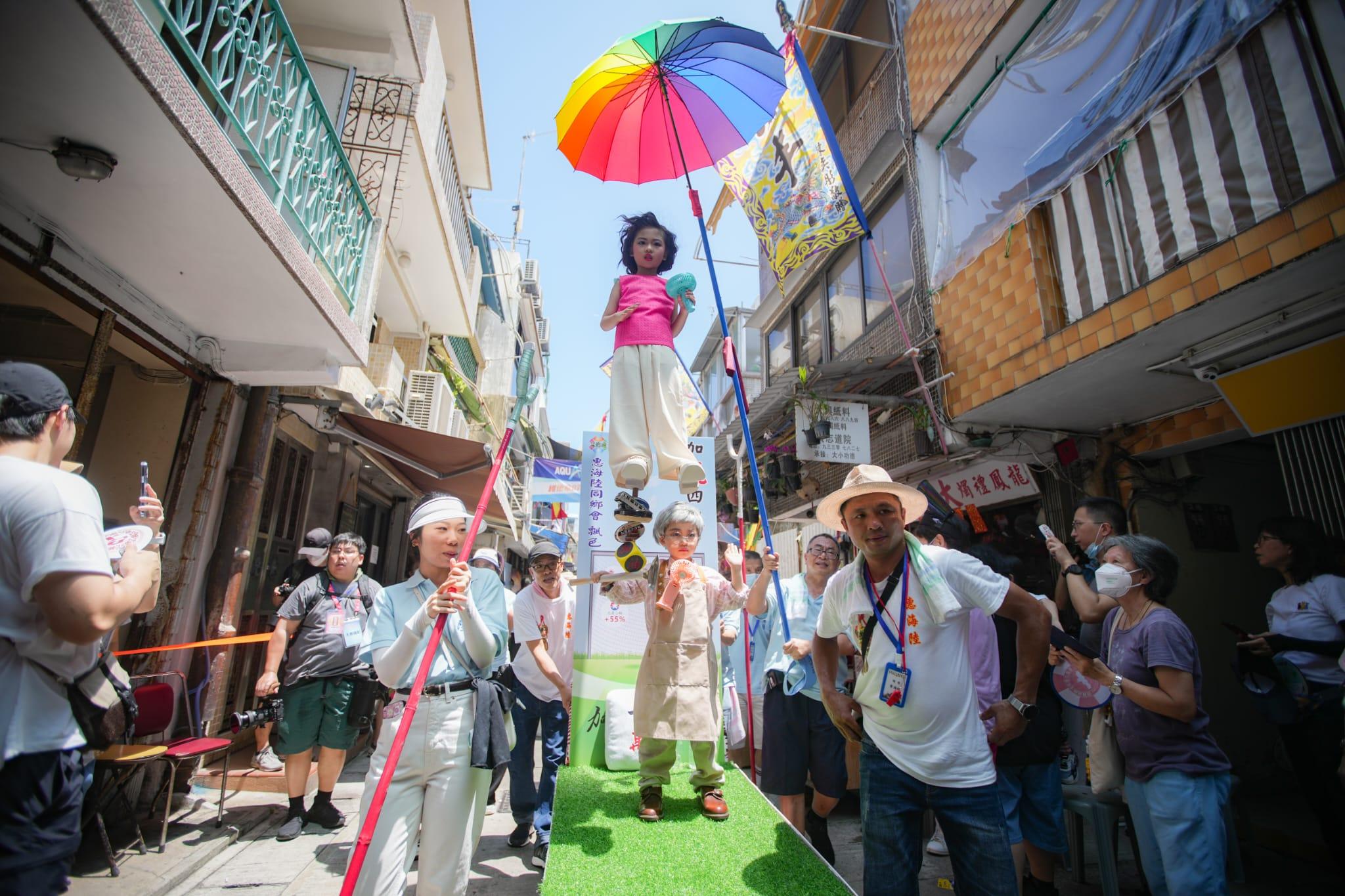 今年繼續有多名小朋友扮演不同人物,包括前往土耳其參與救災的消防員、港隊運動員、行政會議召集人葉劉淑儀等。(李睿哲攝)