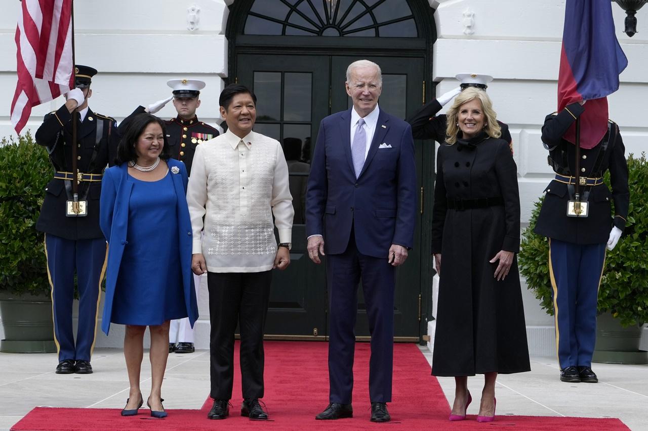小馬可斯及夫人周一(1日)抵達白宮,美國總統拜登及夫人吉爾在門口親自迎接。(AP)