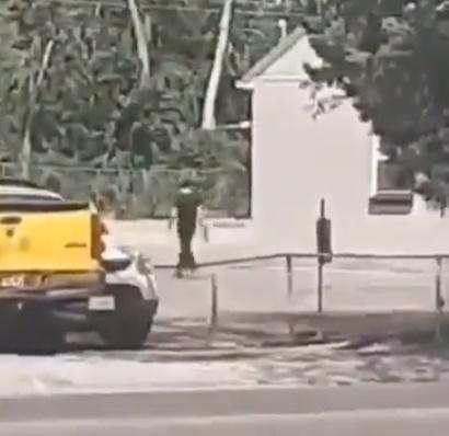 網上有影片流傳,一座建築物旁傳出多下槍聲,一名穿深色T-恤及長褲懷疑為涉事槍手,手持疑似槍械在徘徊,懷疑中槍後倒地。(Twitter)