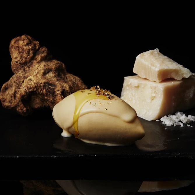 日本一間雪糕公司用最稀有、奢侈的原料,開發出一款全世界最貴的雪糕,每杯售價高達88萬日圓。(網上圖片)