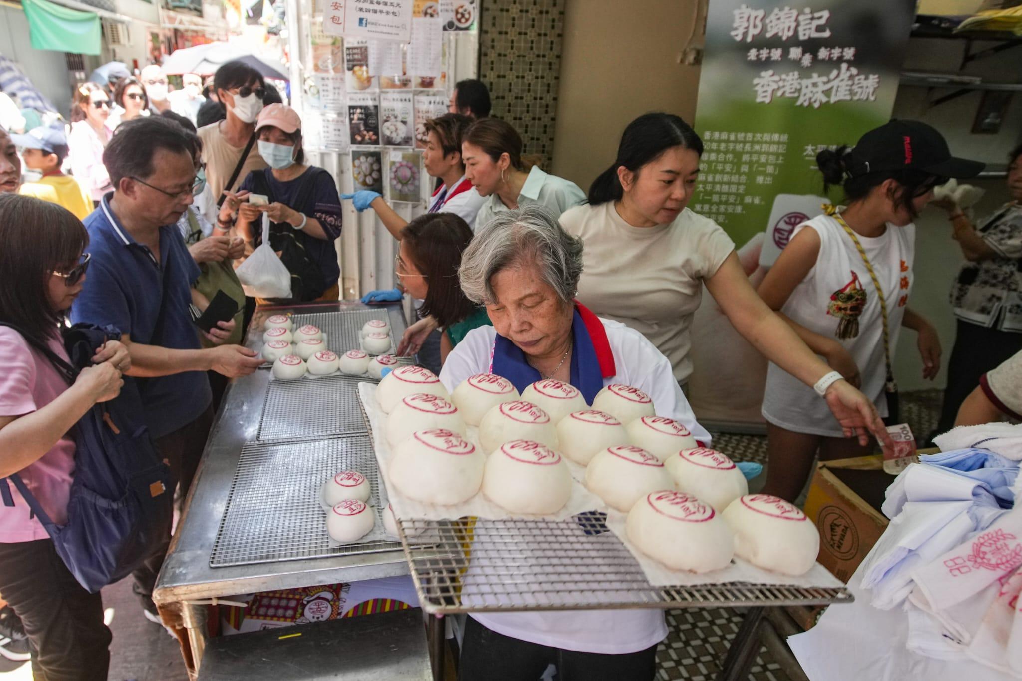 餅店稱預計生意比去年同期增加三至四成。(李睿哲攝)