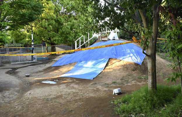 報道指,受傷男童當時在沙泥斜坡正玩一個用繩子爬上爬落的遊樂設施。(網上圖片)