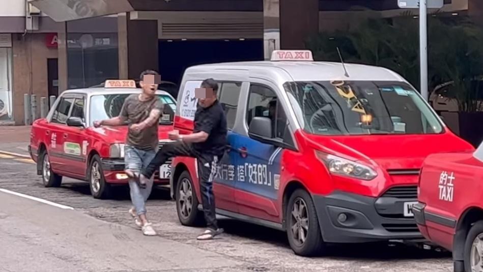 雙方一言不合再揮拳,黑衣的哥面部中拳,勉強起腳撐開對方。(香港突發事故報料區(新版)@FB)