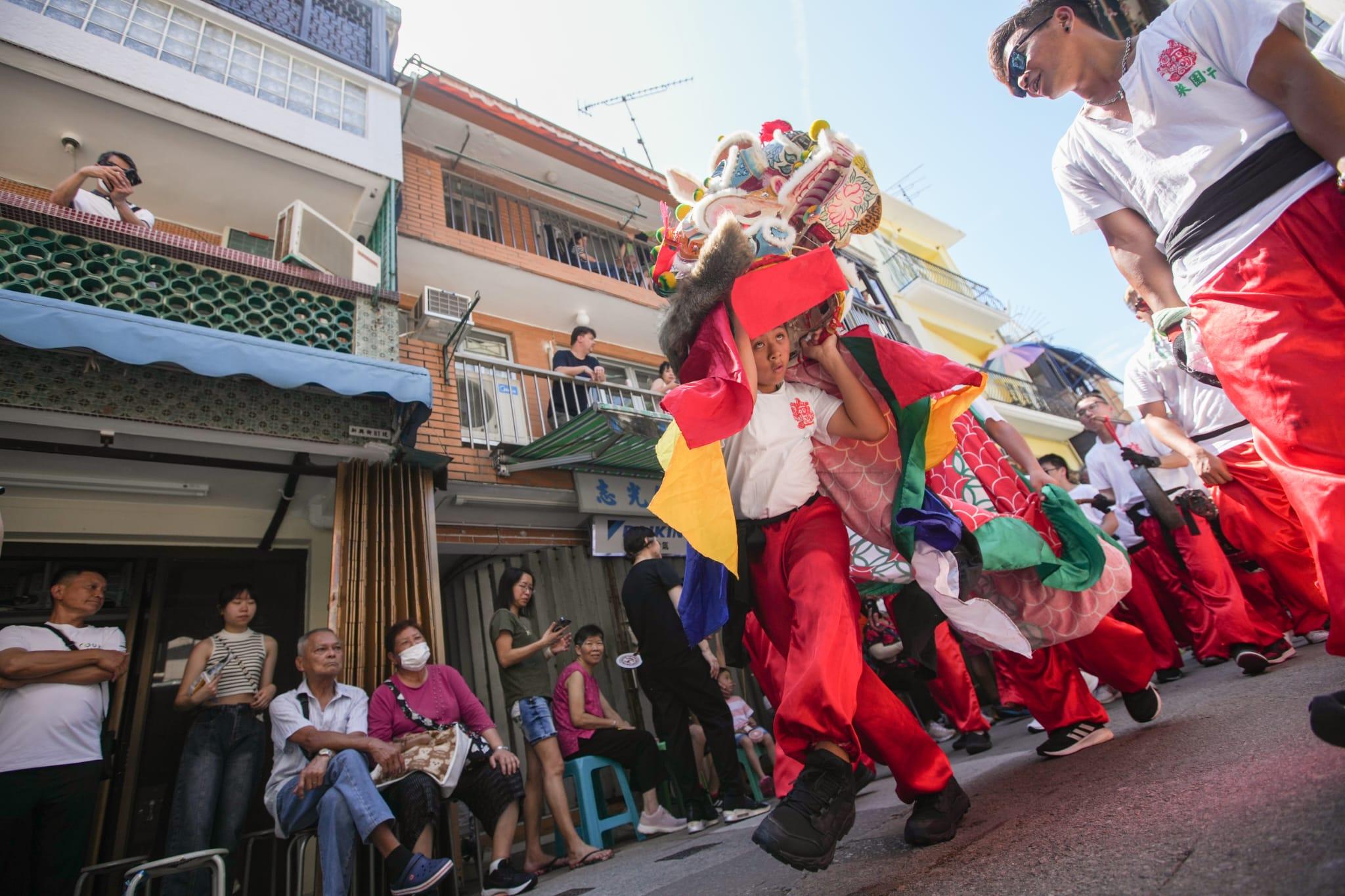 長洲飄色巡遊𨳼始,續有小朋友扮演政府官員。(李睿哲攝)