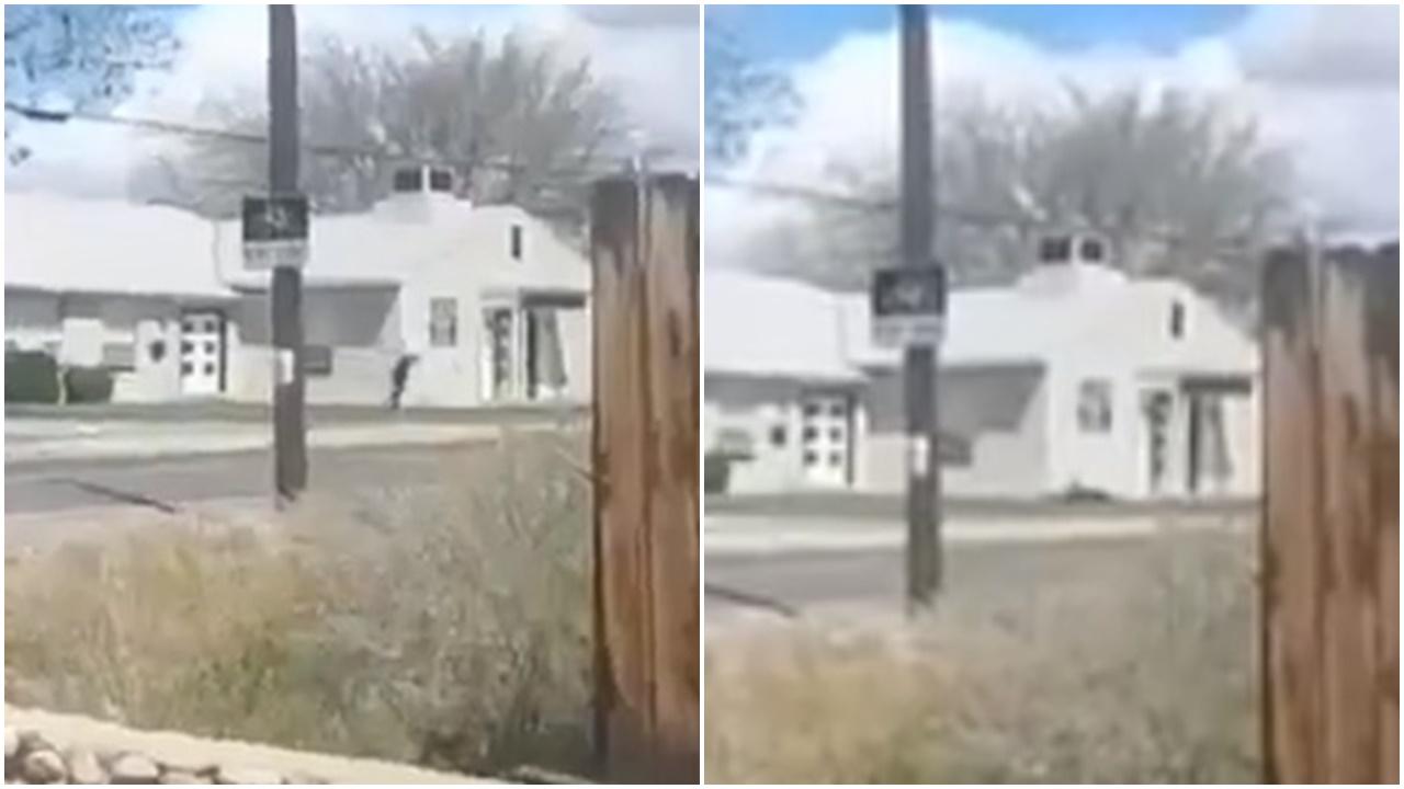 網上有影片流傳,一座建築物旁傳出多下槍聲,一名穿深色T-恤及長褲懷疑為涉事槍手,手持疑似槍械在徘徊,懷疑中槍後倒地。(Twitter)