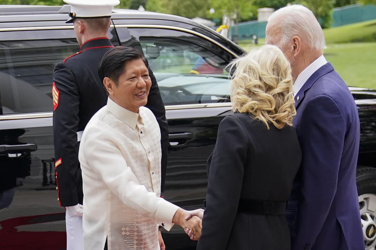 小馬可斯及夫人周一(1日)抵達白宮,美國總統拜登及夫人吉爾在門口親自迎接。(AP)