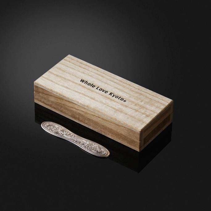 雪糕配有一隻金屬匙,非凡配搭盡展奢華。(網上圖片)