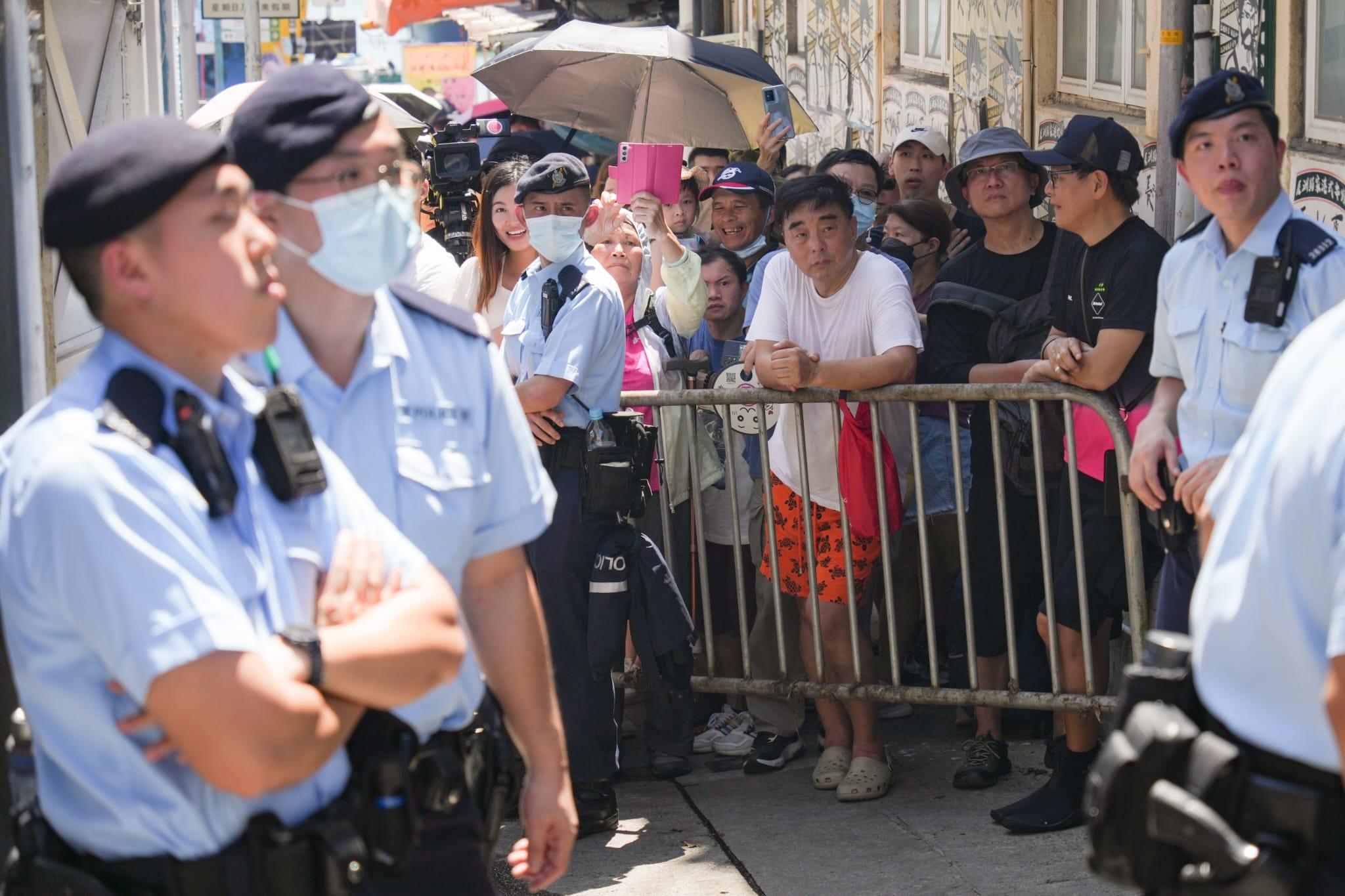 大批市民一早便已抵達長洲,在大街小巷「霸靚位」觀賞。(李睿哲攝)