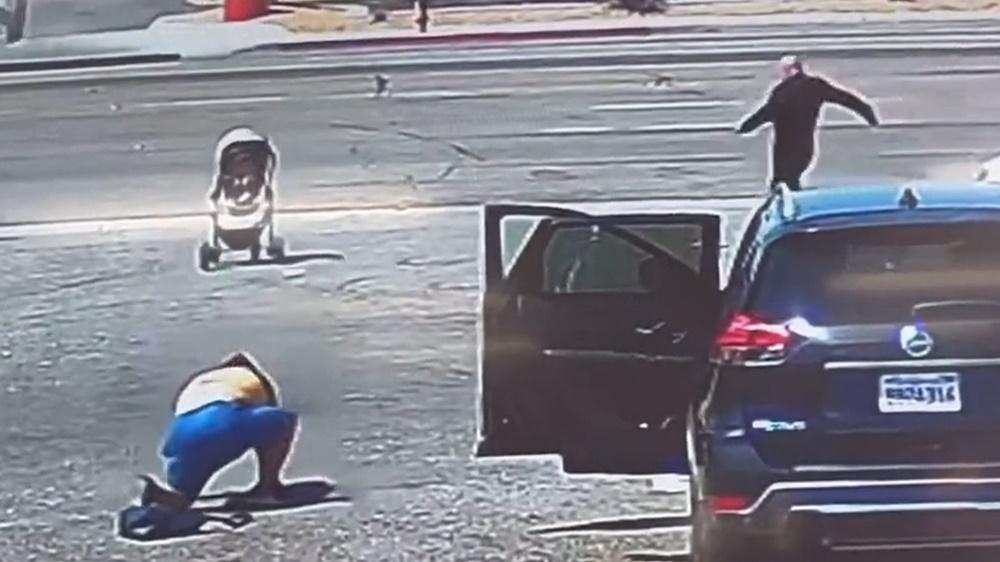 千鈞一髮之際,Ron Nessman衝向嬰兒車並抓住,成功救回嬰兒一命。(Twitter)