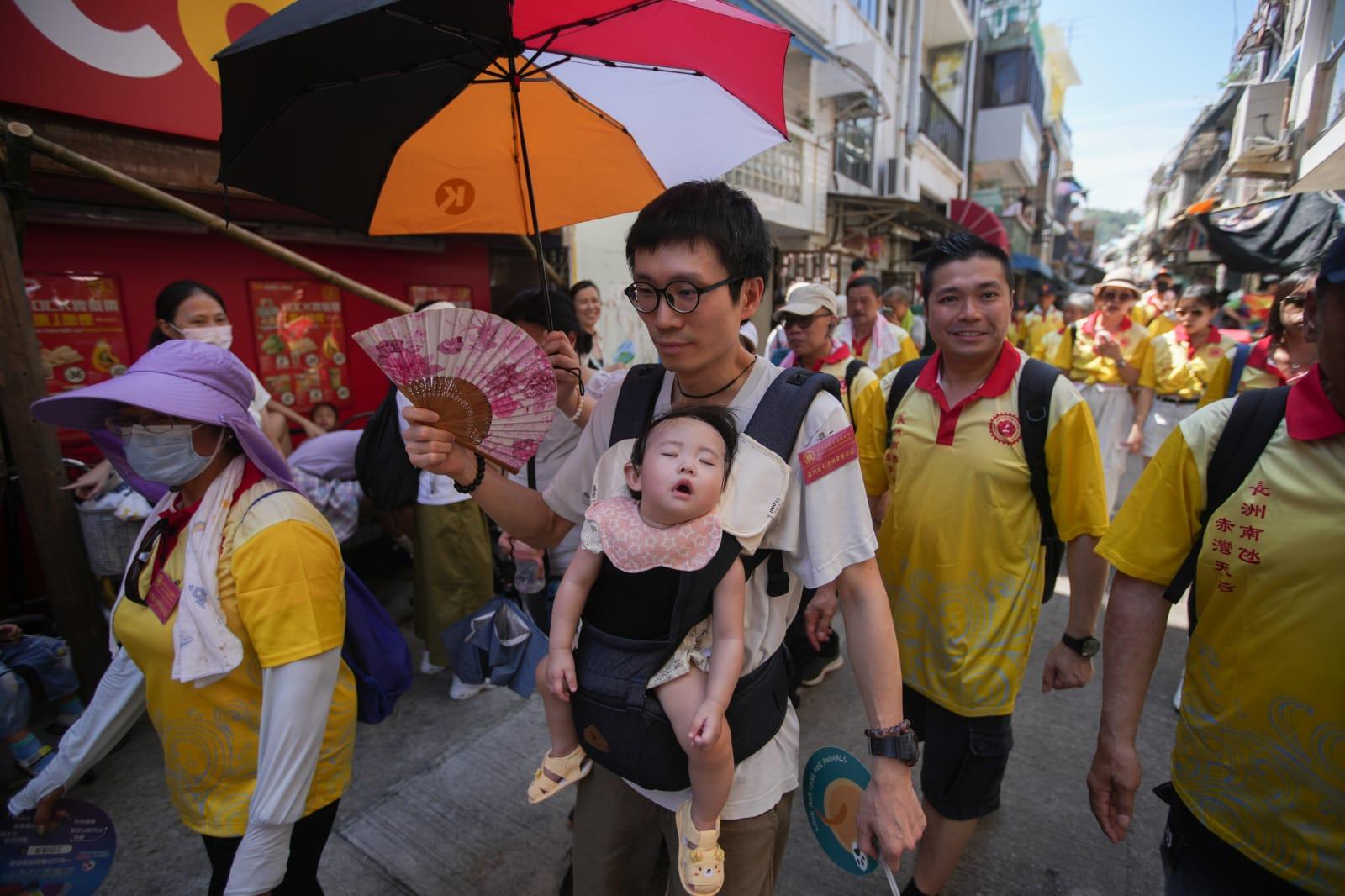 大批市民一早便已抵達長洲,在大街小巷「霸靚位」觀賞。(李睿哲攝)