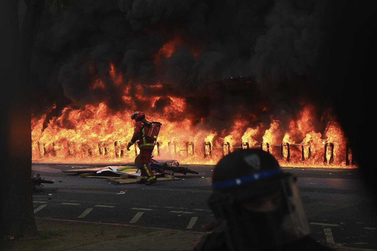 巴黎有示威者向警員投擲燃燒彈及煙花,焚燒共享單車及破壞巴士站,防暴警察發射催淚彈及水砲驅趕。(AP)