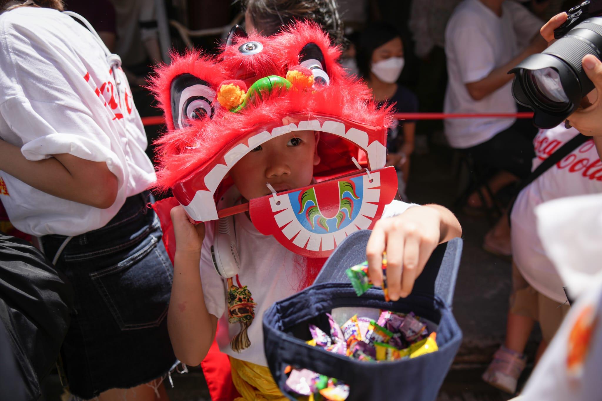 大批市民一早便已抵達長洲,在大街小巷「霸靚位」觀賞。(李睿哲攝)