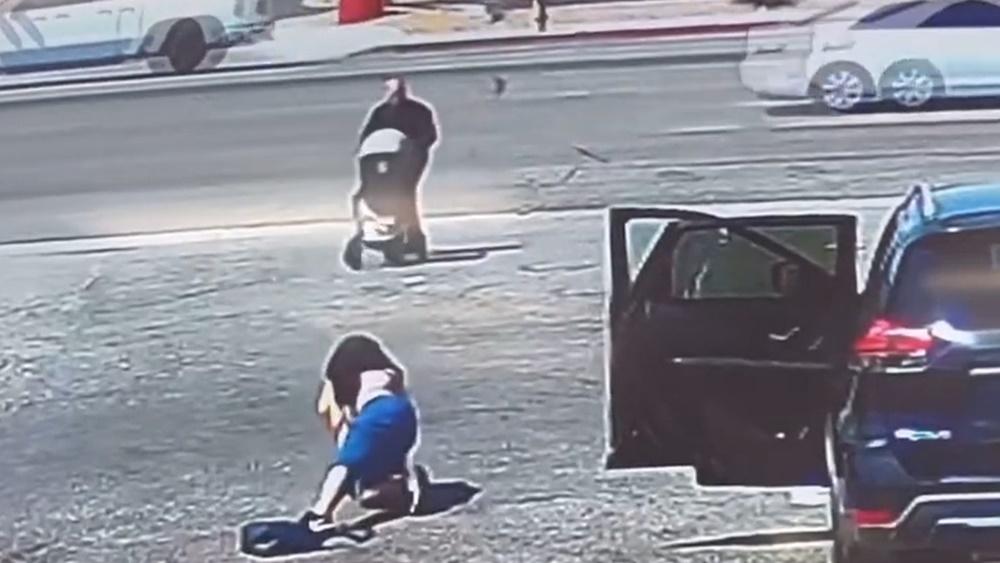 千鈞一髮之際,Ron Nessman衝向嬰兒車並抓住,成功救回嬰兒一命。(Twitter)