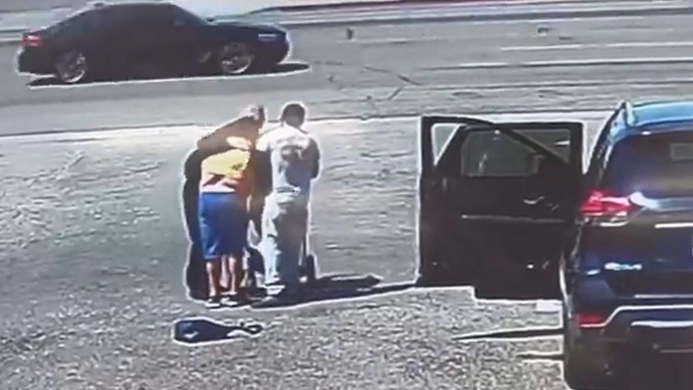 Ron Nessman將嬰兒車帶返,更暖心給予婦人一個安慰的擁抱。(Twitter)