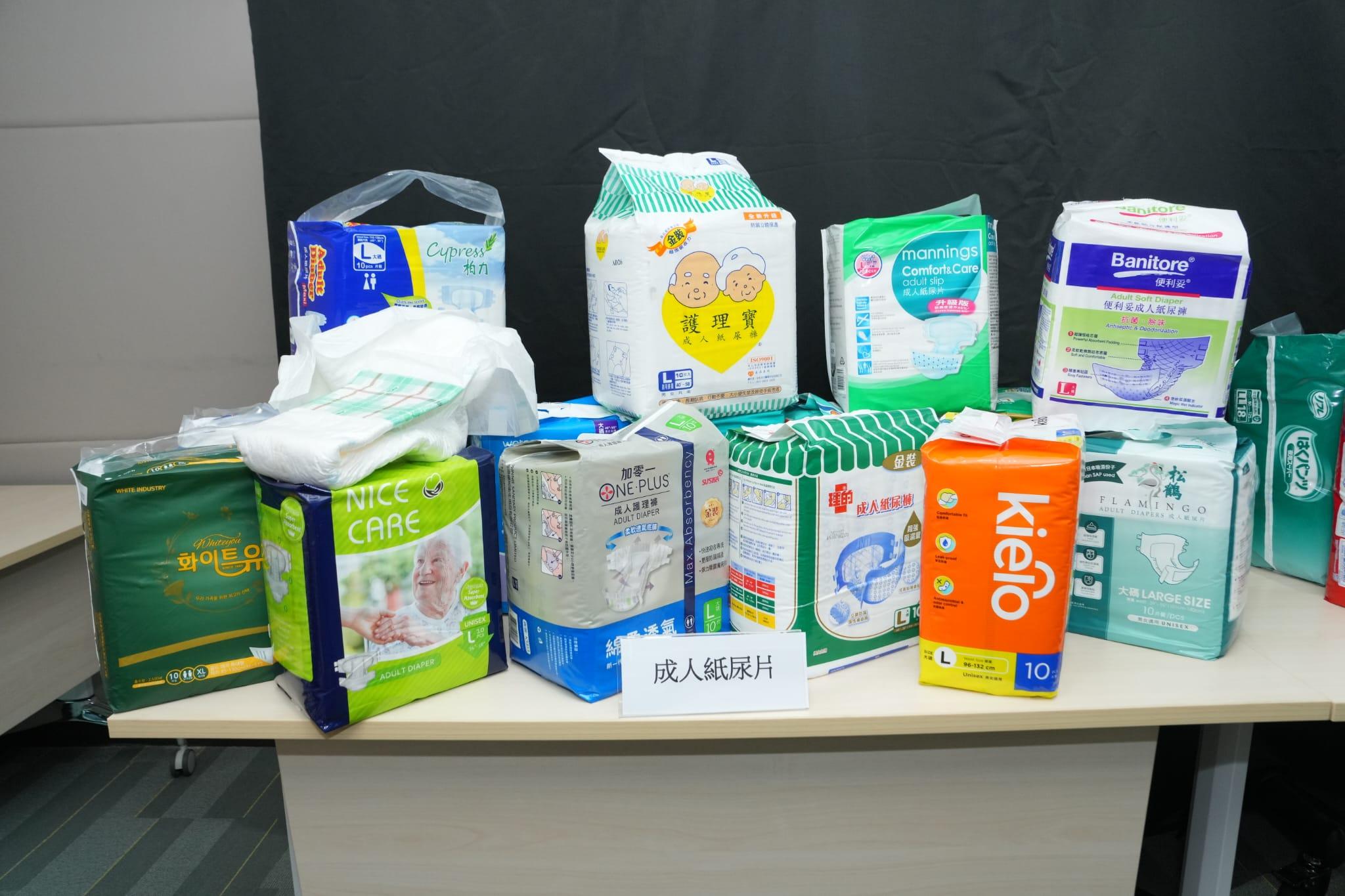 消委會從市面購買了15款成人紙尿片、10款穿着式成人紙尿褲,及5款尿滲墊樣本進行測試。(陳奕釗攝)