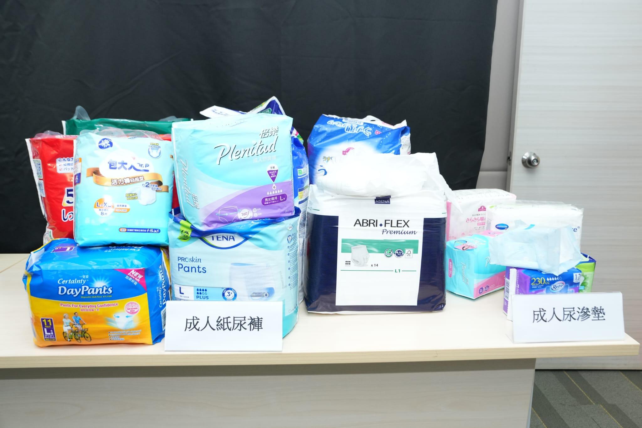 消委會從市面購買了15款成人紙尿片、10款穿着式成人紙尿褲,及5款尿滲墊樣本進行測試。(陳奕釗攝)
