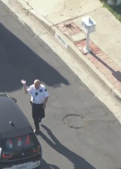 該名警員不住用手撥動,但蜜峰未有飛走,反而愈來愈多蜜峰飛近。(Twitter)