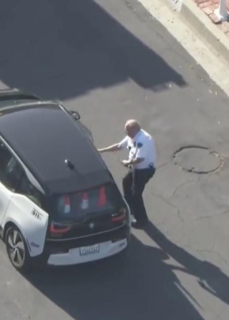 警員一度嘗試想登上警車,但似乎因擔心將蜜峰帶入車內而放棄,隨後轉身急步離開。(Twitter)